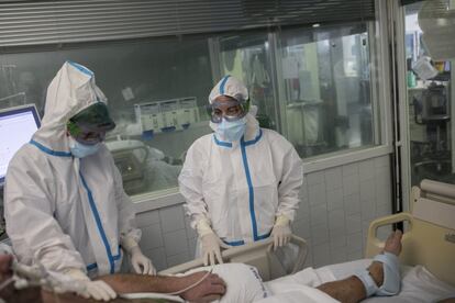 Profesionales sanitarios, en la UCI del hospital del Mar de Barcelona.