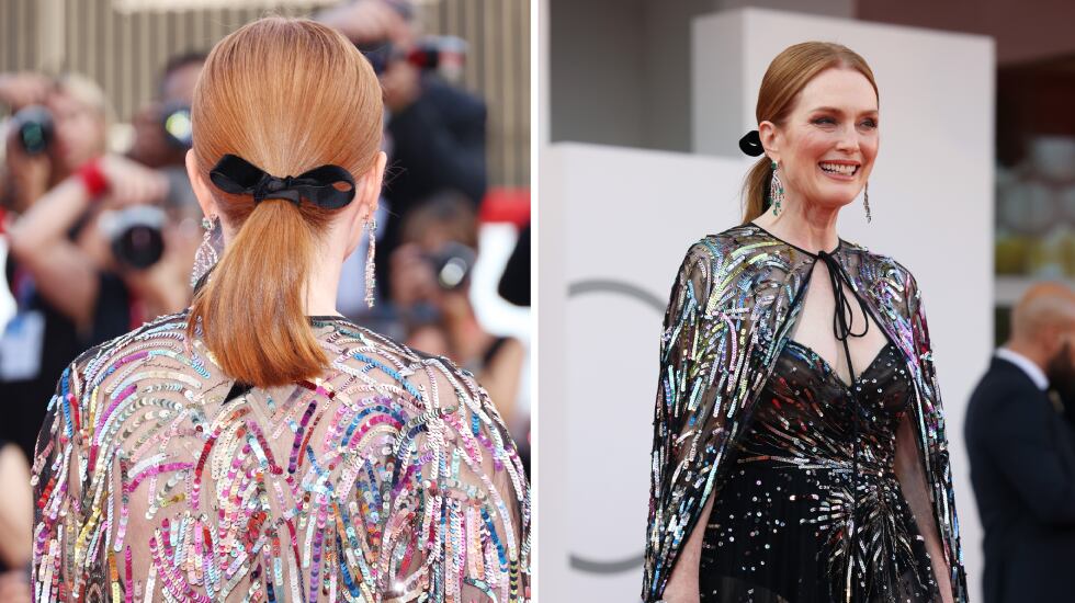 La actriz Julianne Moore con un lazo negro en el pelo en la alfombra roja de la 79.ª edición de la Mostra Venecia. GETTY IMAGES.