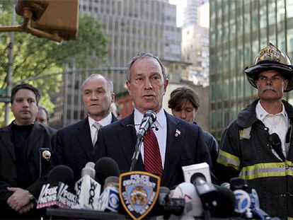 El alcalde de Nueva York, Michael Bloomberg, durante una conferencia de prensa frente al consulado británico.