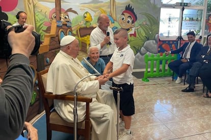 El Papa Francisco saluda a un niño junto a Sor Geneviève durante una visita a Luna Park, en Ostia (Italia), el 31 de julio de 2024.