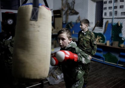Un alumno se ejercita con un saco de boxeo como parte de su entrenamiento militar en la escuela General Yermolov.