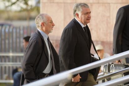 El fiscal Anticorrupción, Juan Carlos López Caballero, a la derecha, y el fiscal jefe de Málaga, Antonio Morales, ayer a la entrada de los juzgados.