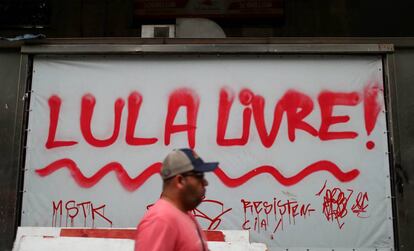 Una pintada pide la liberación de Lula en Río de Janeiro.