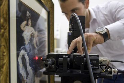 Un investigador, en el laboratorio de Espectroscopia de la Politécnica de Cataluña.