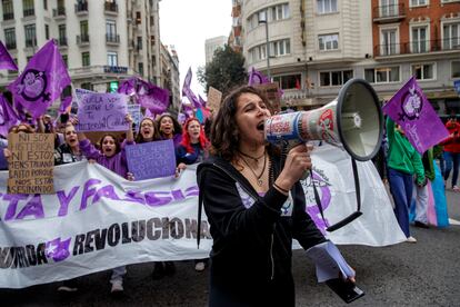 Manifestación de jóvenes feministas en Madrid con un recorrido que ha culminado ante la sede del Ministerio de Justicia. Allí se dio lectura a un manifiesto en el que se cargó contra el estamento judicial por “impulsar una ofensiva, no solo contra la 'ley del solo sí es sí', sino contra todo el movimiento feminista”. “Estamos furiosas porque en 2023 tengamos que seguir luchando contra esta mierda patriarcal”.