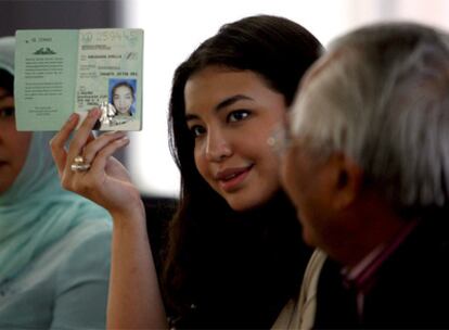 Manohara Odelia Pinot, con el pasaporte, tras su liberación.