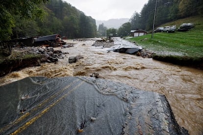 El puente de Laurel Fork Road quedó destruido por las aguas de la inundación que azotó el arroyo Upper Laurel Fork.