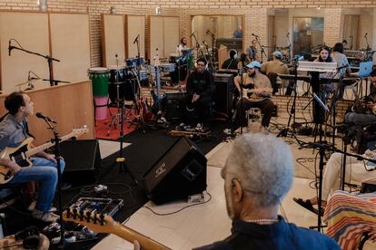 Gilberto Gil y parte de su banda, en un momento del ensayo del 8 de junio en su estudio de Río de Janeiro. 