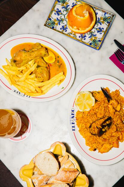 Arroz de carne y marisco, pollo en pepitoria con patatas fritas y naranja preparada, un ejemplo del menú del día que sirven en Bodegas El Maño.