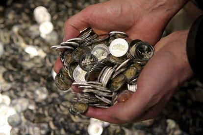 En la imagen, monedas de dos euros reci&eacute;n acu&ntilde;adas en el Staatliche Muenze en Berl&iacute;n (Alemania).