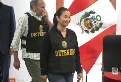 Pero Keiko no arrastra únicamente en su pasado el régimen de su padre. La candidata derechista fue detenida en 2018 por lavado de dinero relacionado con las aportaciones de la constructora Odebrecht a su campaña electoral de 2011. Un juez debe decidir en los próximos meses si abre juicio oral contra la candidata, aunque si gana los comicios el caso quedaría en suspenso.