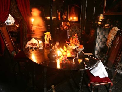 La Dennis Severs' House recrea el ambiente de una vivienda del siglo XVIII, como en este rincón, con una mesa llena de detalles cotidianos.