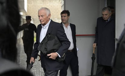 Pedro Müller (esquerda) e Héctor Sibilla, ex-executivos da Ford na Argentina, deixam o tribunal após a sentença.