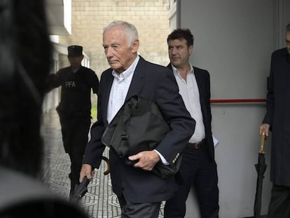 Pedro Müller (esquerda) e Héctor Sibilla, ex-executivos da Ford na Argentina, deixam o tribunal após a sentença.