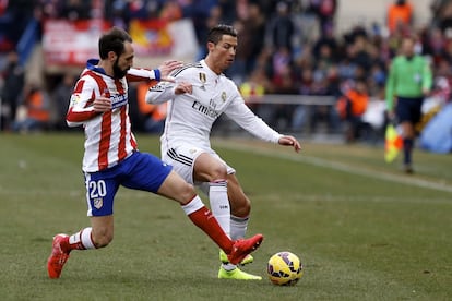 Cristiano Ronaldo divide com Juanfran durante um jogo da Liga espanhola contra o Atlético de Madrid, no dia 7 de fevereiro de 2015.