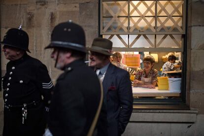 Una dependienta mira a través de la ventana de una cafetería durante el evento 'Railway in Wartime', el 14 de octubre de 2018, en Pickering.  