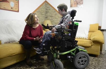 Raquel y su hijo Aithor en casa.