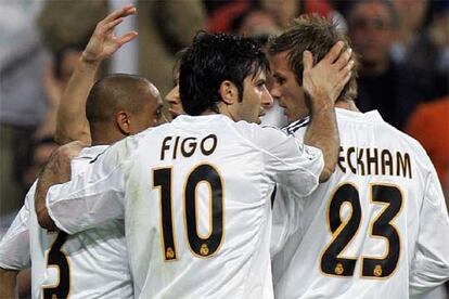 Los jugadores del Real Madrid felicitan a Roberto Carlos por su gol.