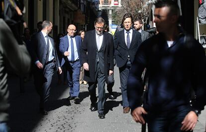 Mariano Rajoy se dirige a un bar cercano a comer.