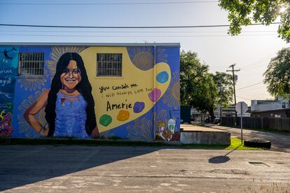 Un mural de Amerie Jo Garza, de 10 años, quien perdió la vida durante el tiroteo en la Escuela Primaria Robb hace un año, en Uvalde.