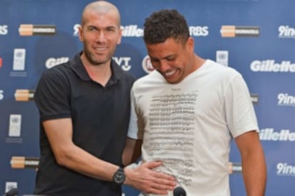 Zidane y Ronaldo bromean durante la presentación del Partido contra la Pobreza.