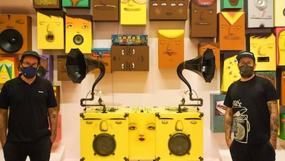 Os Gemeos, los grafiteros brasileños más internacionales, que son gemelos idénticos, protagonizan una antológica en la Pinacoteca de São Paulo. Gustavo (izquierda) y Otávio posan ante una de sus obras este lunes.