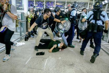 El aeropuerto de Hong Kong ha sido escenario este martes, otra vez, de enfrentamientos violentos entre la policía y un grupo de manifestantes.