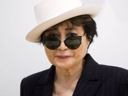 La artista Yoko Ono.