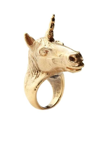 Anillo con cabeza de unicornio, de LeiVan Kash (306,50 euros).