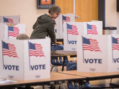 Una estadounidense emite su voto en Burke, Virginia (Estados Unidos).