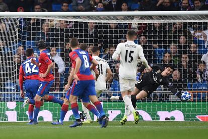 Schennikov hace el segundo gol para el CSKA.