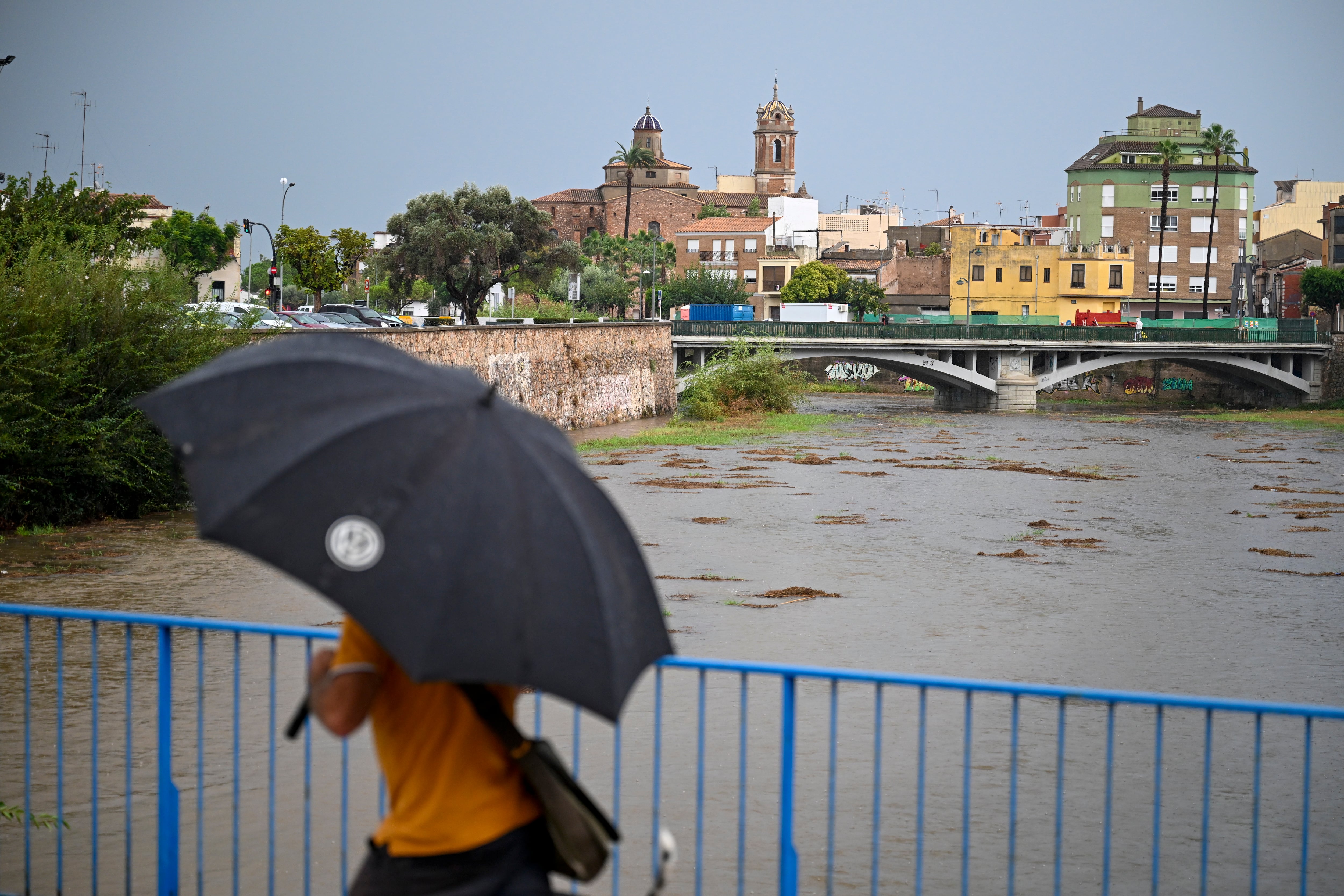 Aemet mantiene el aviso rojo en Valencia y rebaja a naranja el de Tarragona y Castellón