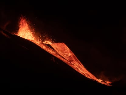 Derrame de lava del volcán de La Palma, en una imagen del jueves por la noche.