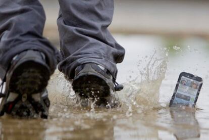 Móvil a prueba de agua y golpes.