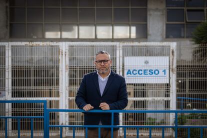 Carlos Muñoz, portavoz del centro de padres de colegios particulares subvencionados, se encuentra en las afueras del colegio Alonso de Quintero.