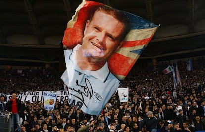 Los hinchas del Lazio muestran una bandera con la imagen de Gascoigne, en 2012.