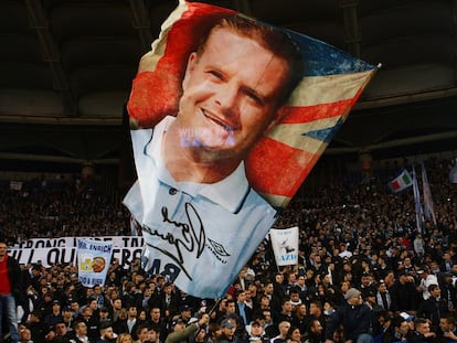 Los hinchas del Lazio muestran una bandera con la imagen de Gascoigne, en 2012.