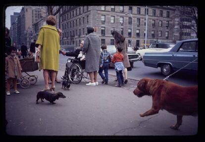 Fotografia de Garry Winogrand d'un carrer e Nova York (ca. 1967).