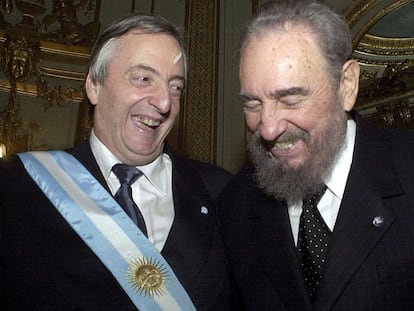 El presidente cubano Fidel Castro y el presidente argentino Néstor Kirchner ríen durante una ceremonia en el palacio de San Martín, horas después de que jurara el cargo el 25 de mayo de 2003.