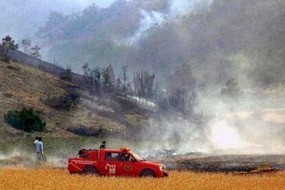 Un retén de voluntarios colabora con los bomberos para controlar el incendio que se declaró ayer en el paraje conocido como Cueva de los Casares.