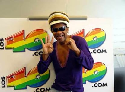 Carlinhos Brown posa junto a un cartel de los40.com durante su visita a Madrid