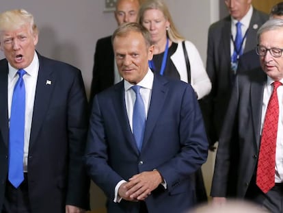O Presidente do Conselho Europeu, Donald Tusk, e o presidente da Comissão Europeia, Jean-Claude Juncker, ao lado do presidente norte-americano Donald Trump.