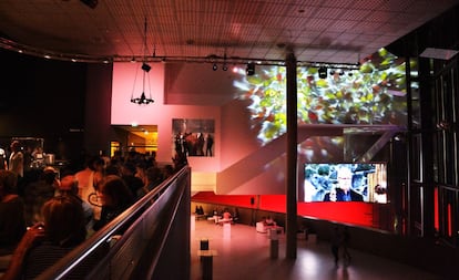 Visible tanto desde el vestíbulo como desde la tercera planta, una enorme pantalla de plasma proyecta permanentemente el audiovisual 'De Zesde Zaal' (la sexta sala en holandés), del artista Aernout Mik, creada alrededor de la pieza '4’33' de John Cage . El espacio está ambientado en un teatro al aire libre y pretende ser la sexta sala del centro TivoliVredenburg.