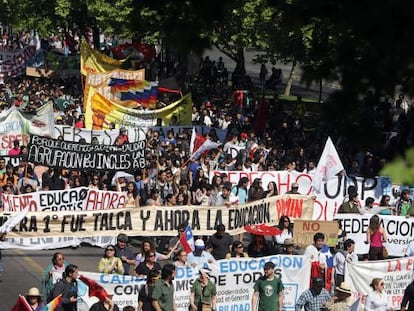 Centenas de manifestantes em uma passeata estudantil no Chile.