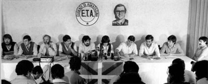 1982 DISOLUCIÓN DE ETA POLÍTICO MILITAR. Los líderes de ETA político militar comparecen por primera vez sin capuchas para anunciar en Biarritz (Francia) la disolución de la organización