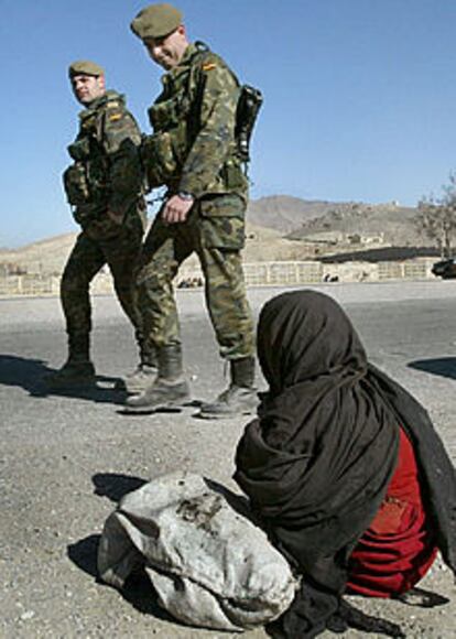 Dos soldados españoles patrullan en las afueras de Kabul.