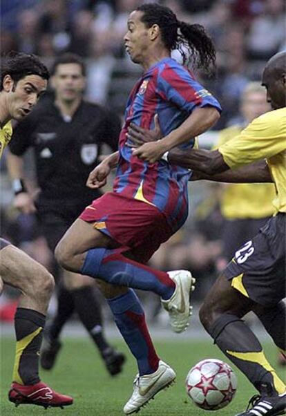 Ronaldinho pelea el balón en un momento del partido.