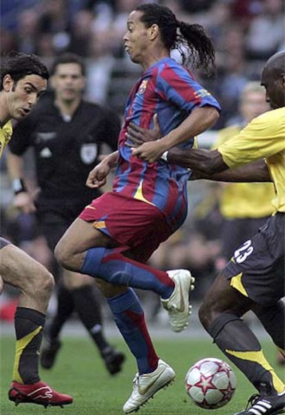 Ronaldinho pelea el balón en un momento del partido.