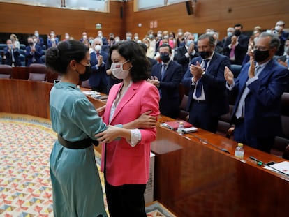 La portavoz de Vox en la Asamblea de Madrid, Rocío Monasterio, y la presidenta de la Comunidad, Isabel Díaz Ayuso, el pasado 18 de junio.