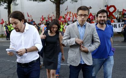 El líder de Podemos Pablo Iglesias (i) junto con Iñigo Errejón llegan media hora antes de iniciarse el debate.